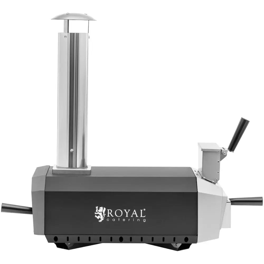 Home-fired pizzaovn i svart og sølv stål, sidevisning med pipe, håndtak, lufteluke og Royal Catering-logo.