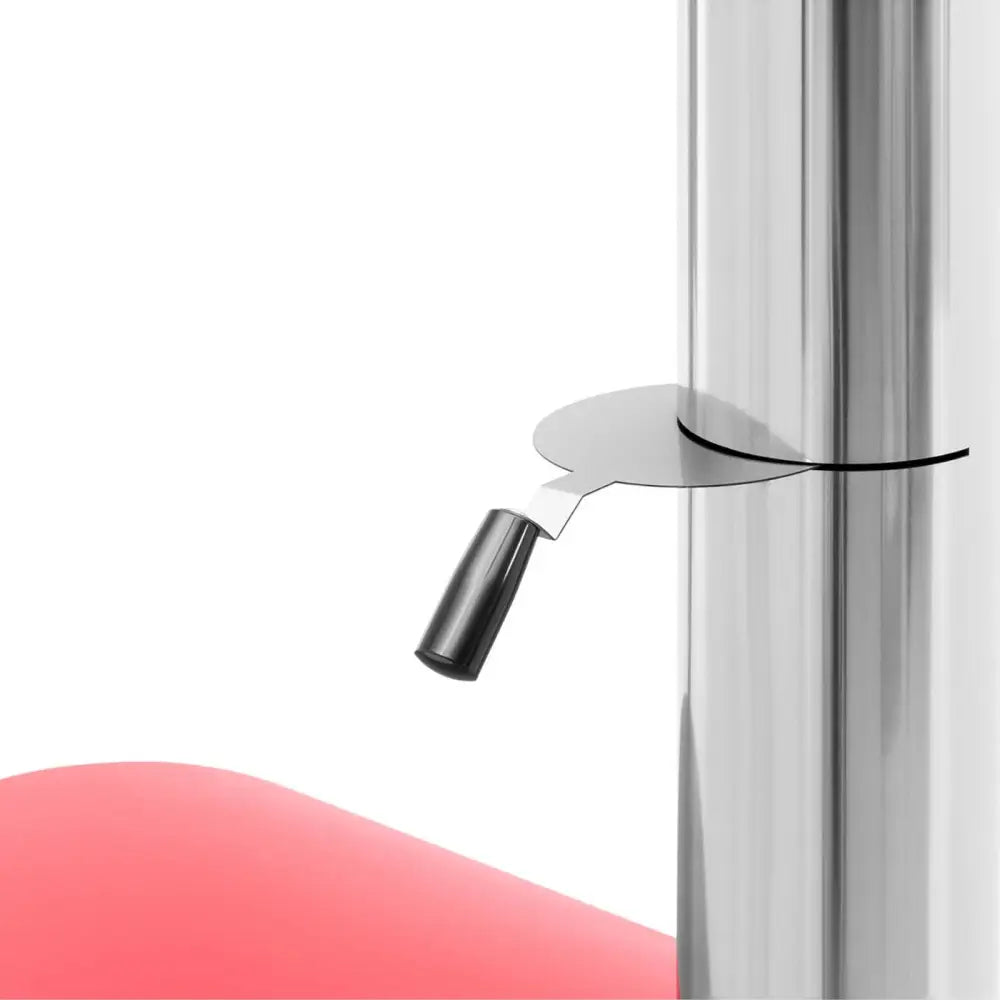 Home Wood-Fired Pizza Oven, nærbilde av metallrør med sort og stål hendel, rød base synlig nederst.