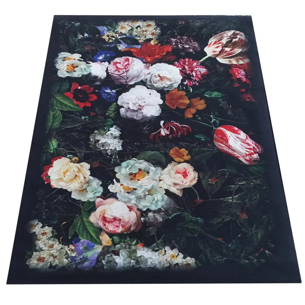 HORECA svart teppe 160 x 220 cm, skrå vinkel som fremhever store fargerike blomster på mørk bunn.