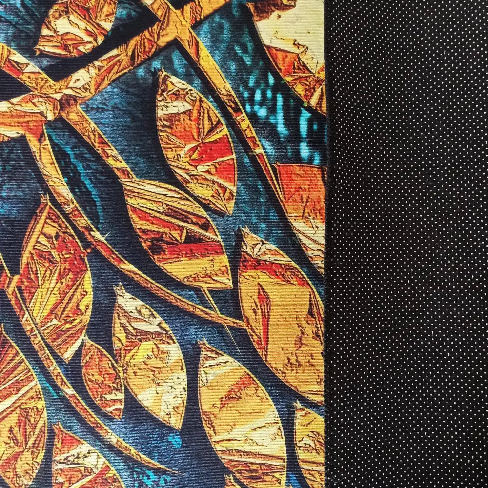 Tepedtak med abstrakt bladmønster i oransje, gult og blått, ved siden av sort stoff med hvite prikker.