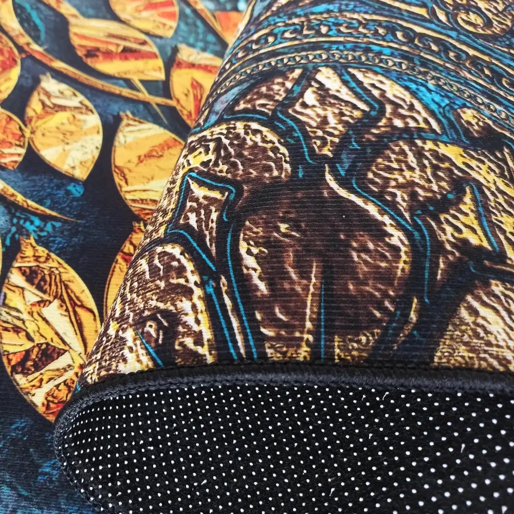 Horeca Nytt Tepedtak, detaljert nærbilde av blått, gult og brunt mønster med sort underside og hvite prikker.