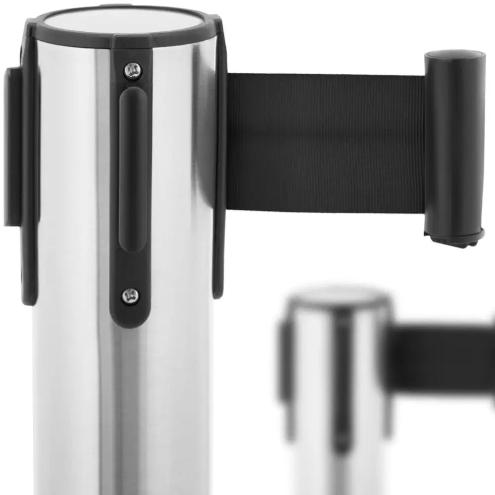 Hotel avdelingsstolpe i sølv, nærbilde av sort bånd og festemekanisme med synlig båndstruktur.