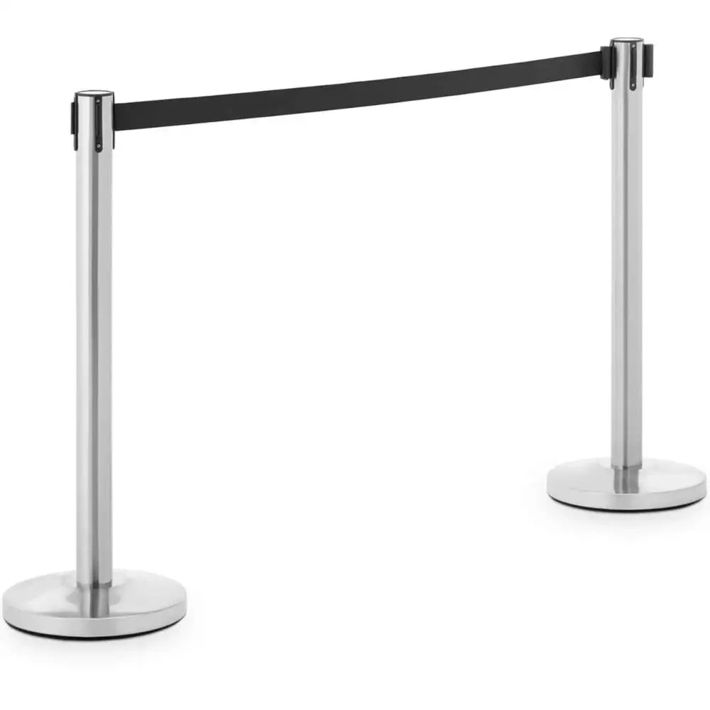 Hotel avdelingsstolpe i sølv, to stolper koblet med sort bånd, sett fra skrå vinkel mot hvit bakgrunn.