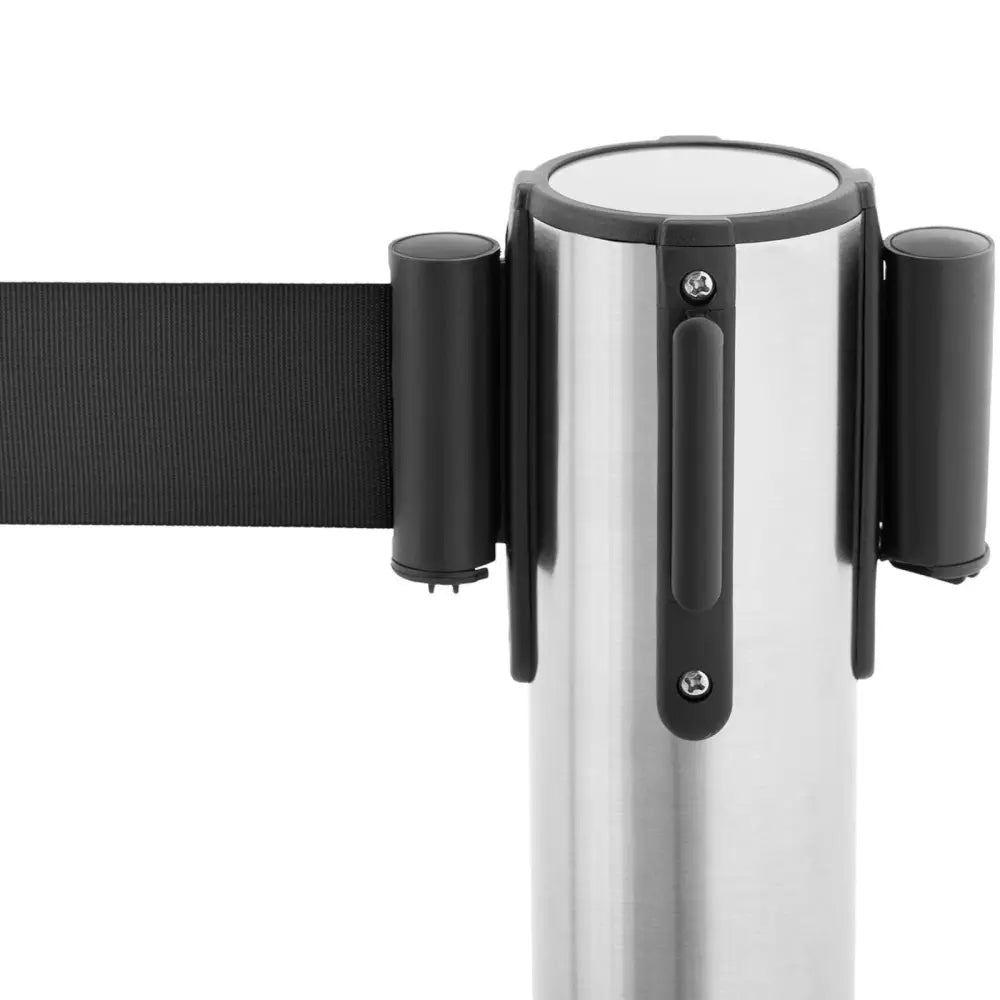 Hotel avdelingsstolpe i sølv, sidevisning med fokus på svart uttrekkbart belte og detaljert beltemekanisme.