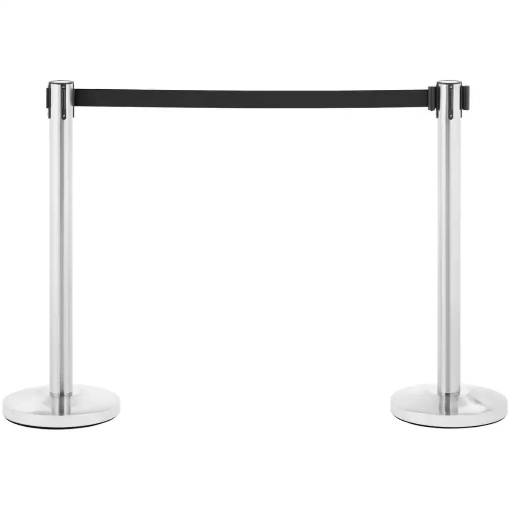 Hotel avdelingsstolpe i sølv, to stolper forbundet med svart bånd, sett forfra mot hvit bakgrunn.