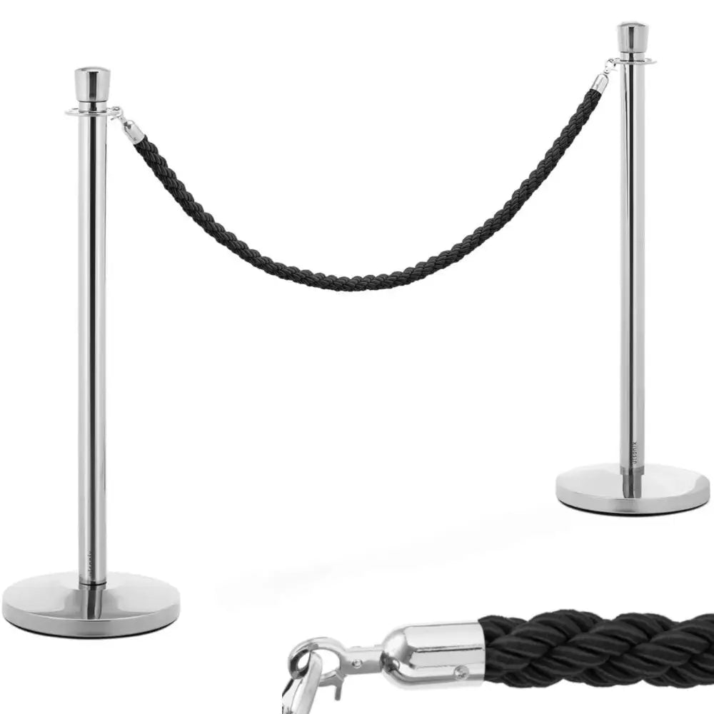 Hotel avsperringsstolpe i sølv, sett med to sølvstolper og svart flettet snor med detalj av krok.