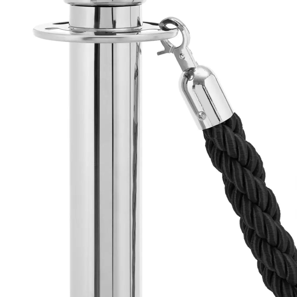 Hotel avsperringsstolpe i sølv, detalj av sort flettet tau festet med metallkrok til stolpen.