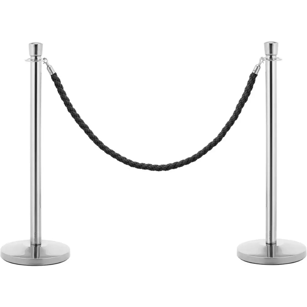 Hotel avsperringsstolper i sølv, sett forfra med sort flettet snor mellom stolpene på hvit bakgrunn.