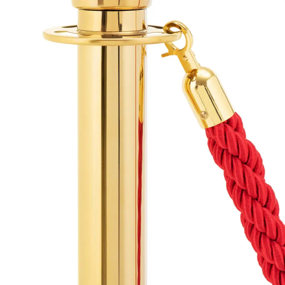 Hotel vakt- og sikkerhetsstolpe i gull, nærbilde av rød flettet snor festet med metallkrok.