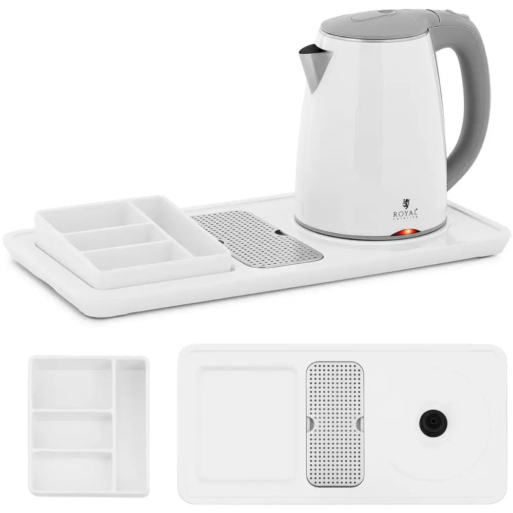 Elektrisk vannkoker med hvitt og grått design på brett med rom og metallrist, sett skrått ovenfra.