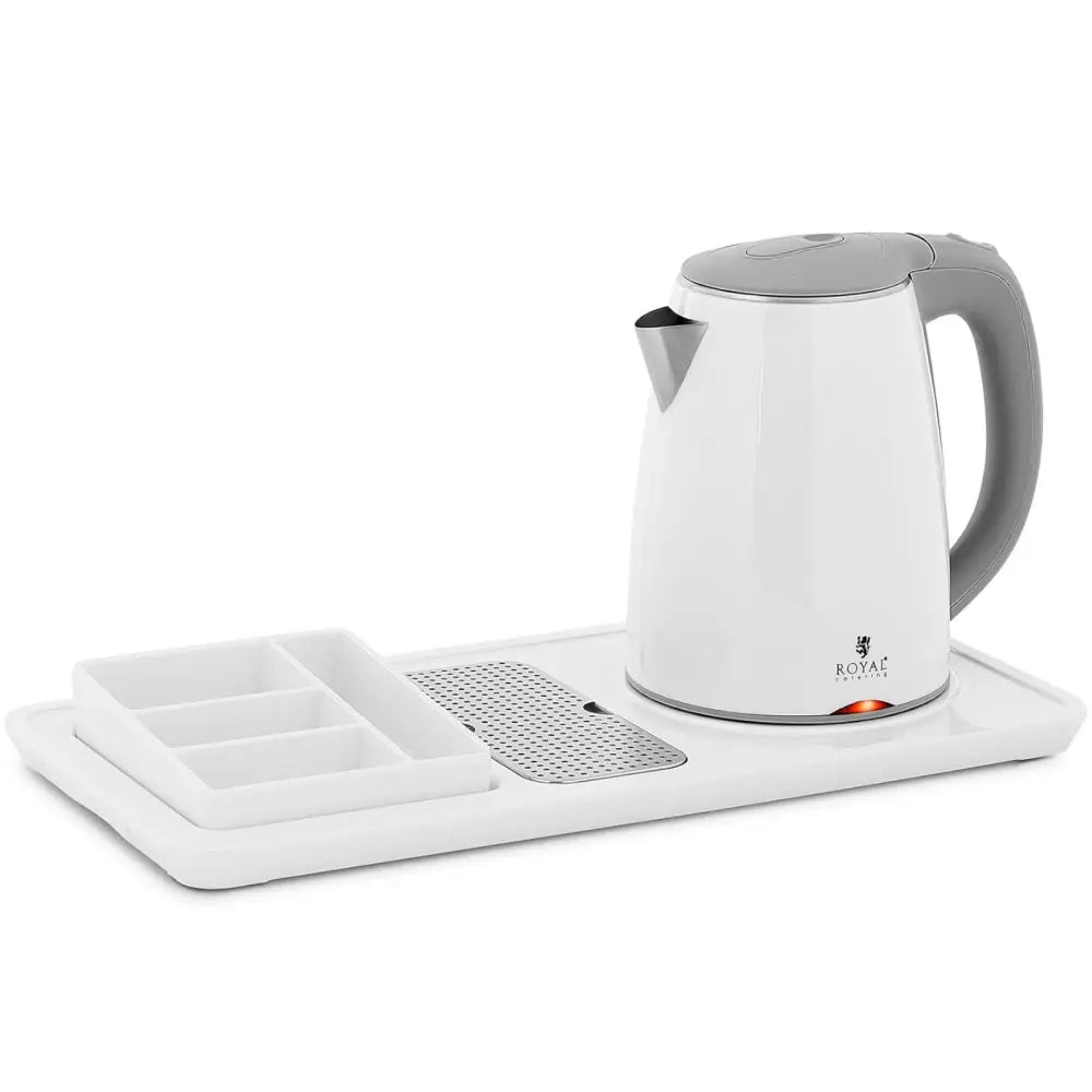 Hotell velkomstsett med hvit vannkoker på brett, synlig perforert plate og tilbehørsrom, sett fra skrå vinkel.