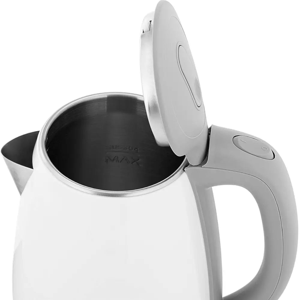 Elektrisk vannkoker i hvitt og grått, sett skrått ovenfra med åpnet lokk og synlig innsats i rustfritt stål.