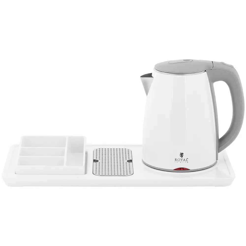 Hvit elektrisk vannkoker med grått håndtak på delt serveringsbrett med metallrist, sett fra skrå vinkel.