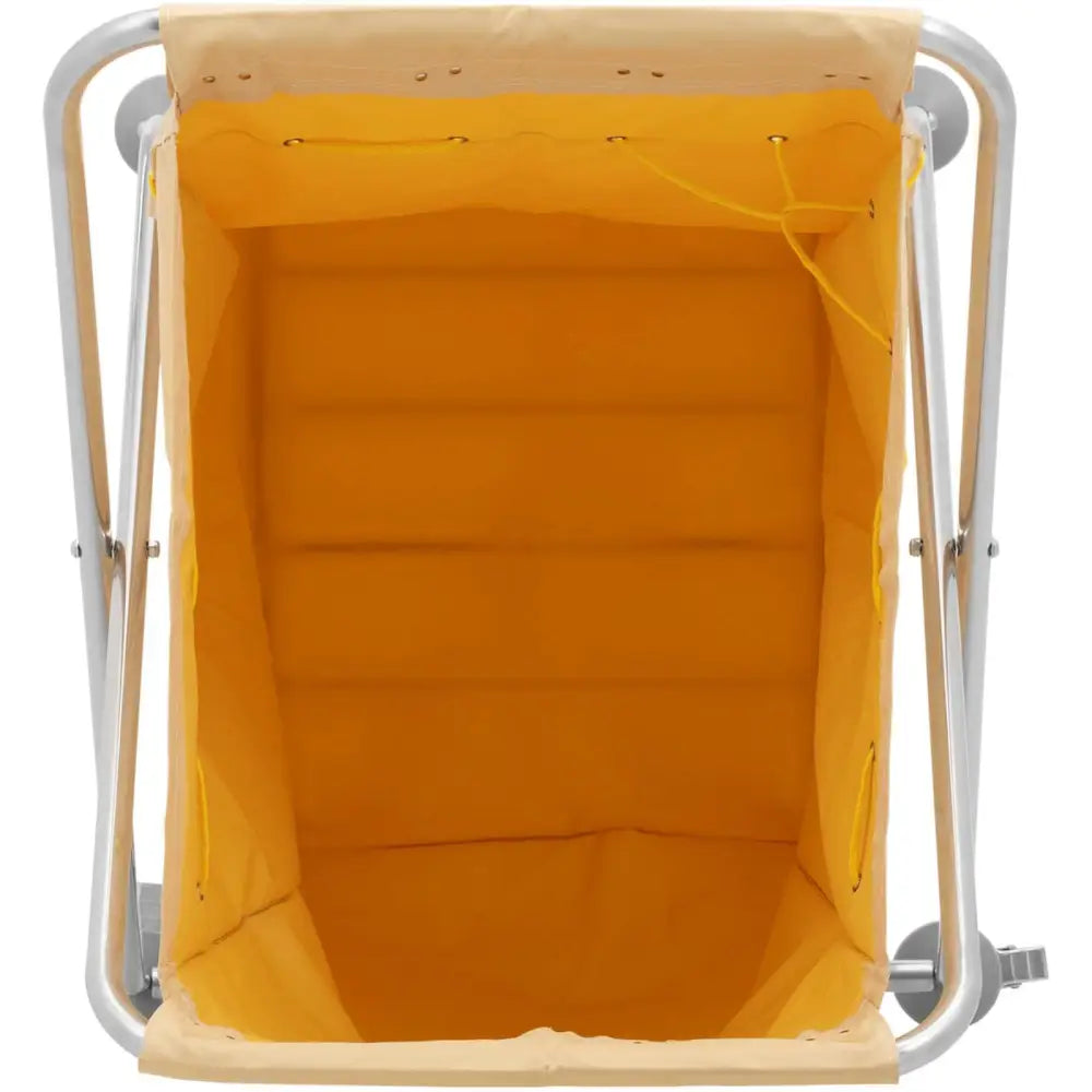 Hotellvogn for sengetøyvask, gul tekstilkurv med åpen topp, sett ovenfra, synlig snor i hjørnet.