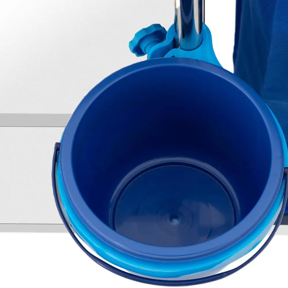 Blå plastbøtte montert på servic-vogn, sett ovenfra med synlig håndtak og blått stativ.