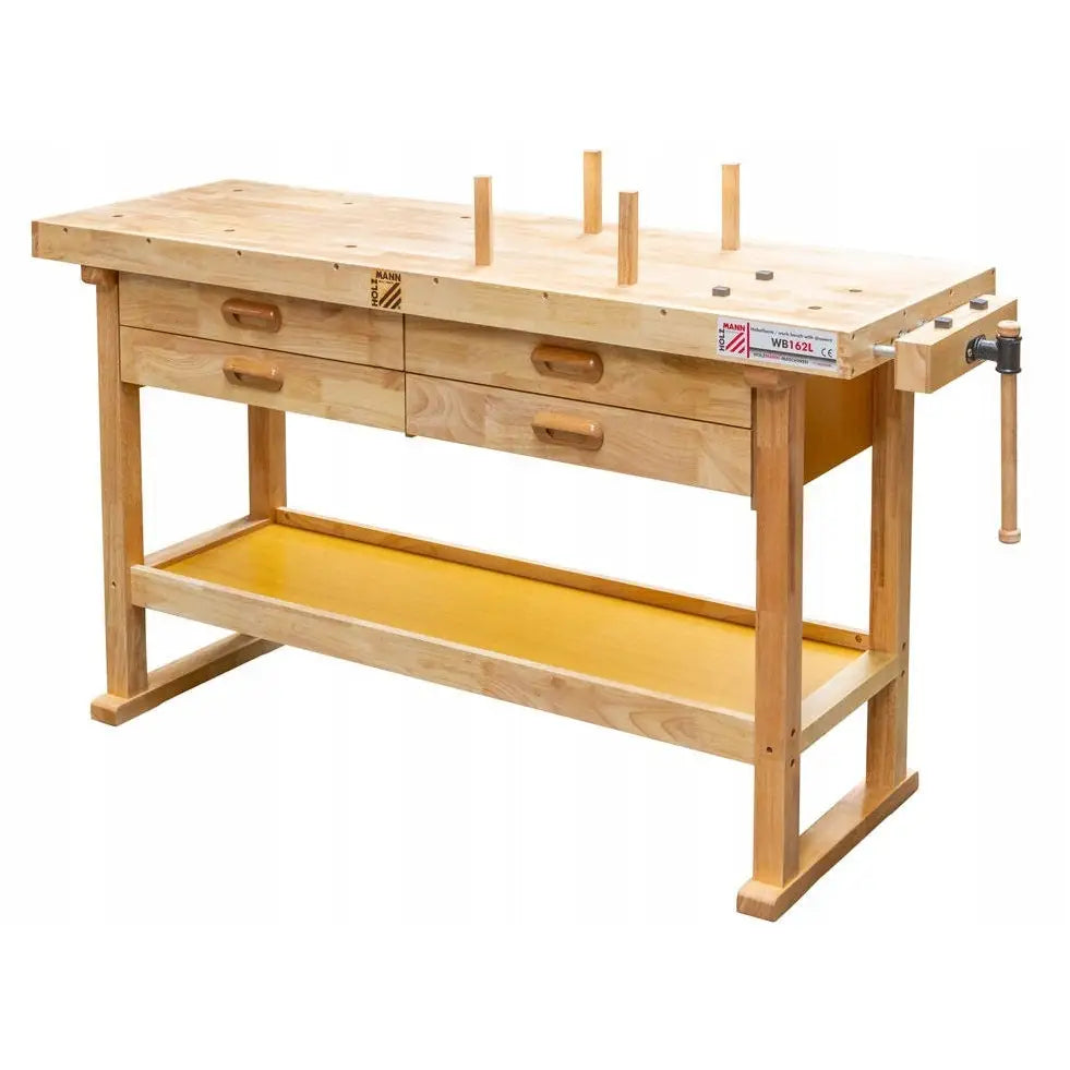 Høvelbenk i lyst tre, fire skuffer, gul hylle og tre plugger på benkeplaten, sett forfra i vinkel.