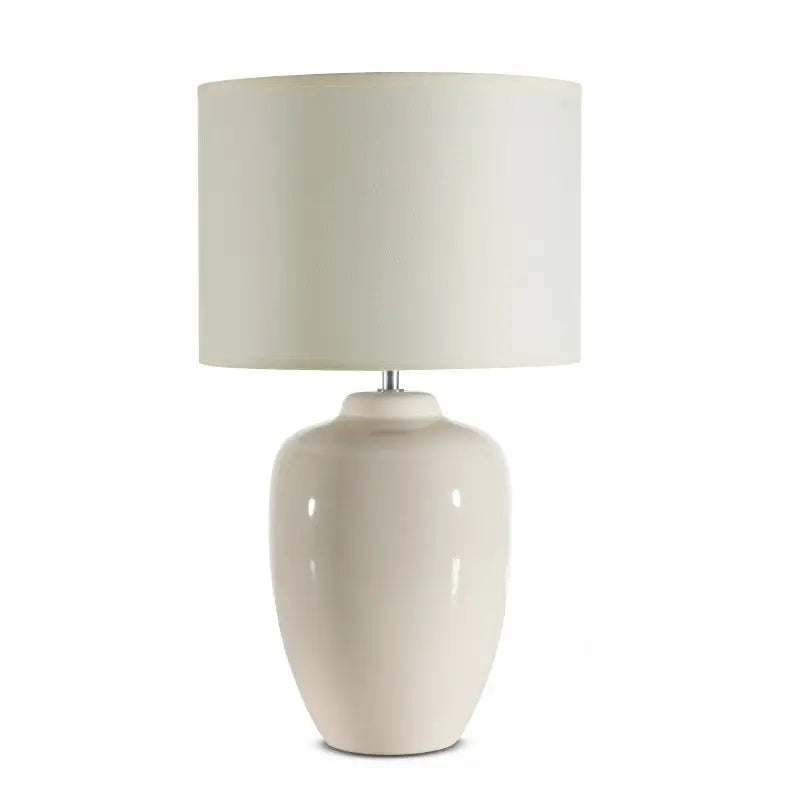 Høy beige bordlampe Zanna med blank keramisk fot og stor, kremhvit tekstilskjerm sett forfra.