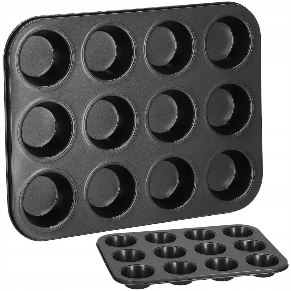 Muffinsbrett i svart metall med tolv runde former, sett fra skrå vinkel med matt, glatt overflate.