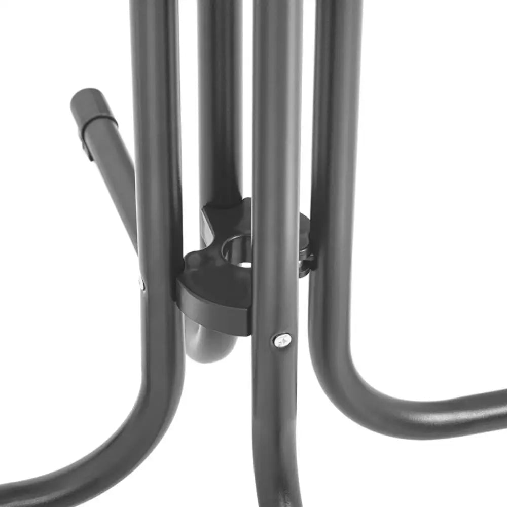 Høyt rundt bord, nærbilde av grått metallstativ med flere svarte bein og synlige skruer i sentral kobling.