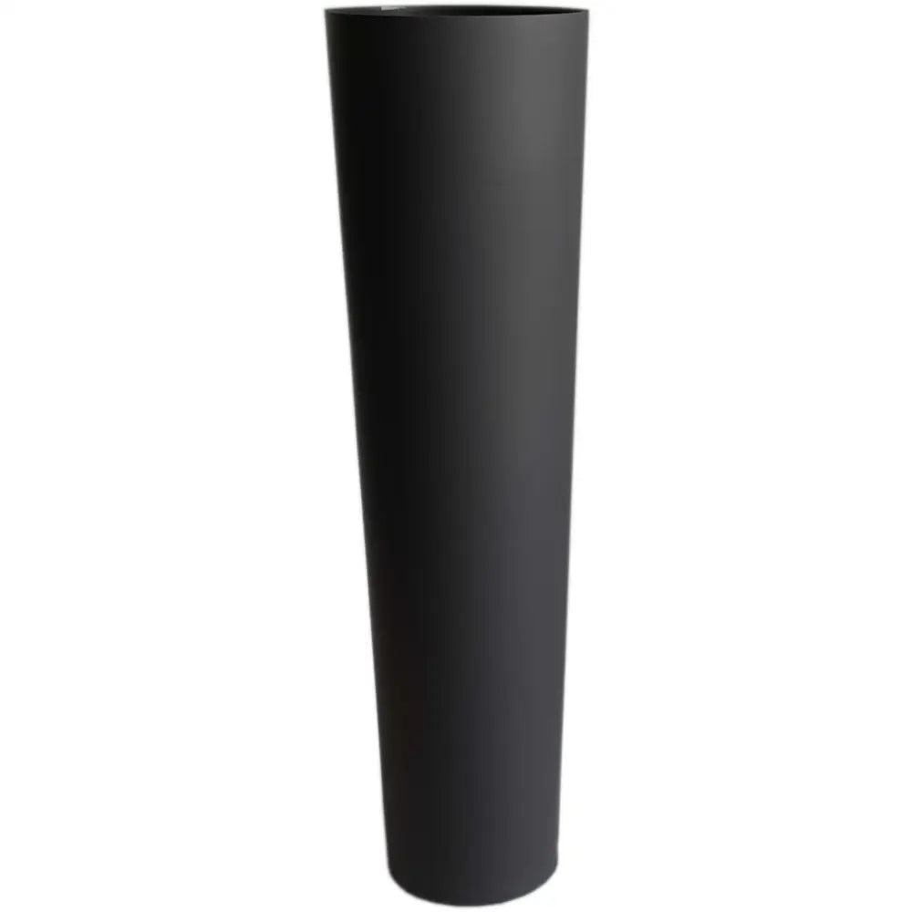 Høy vase i matt svart glass, sylinderform, moderne Art Deco, sett forfra mot hvit bakgrunn.