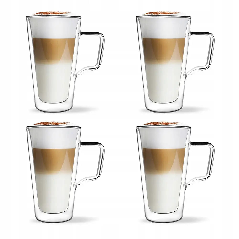 Høye termiske kaffeglass med hank, fire glasskrus fylt med lagdelt kaffe og melkeskum, sett fra siden.