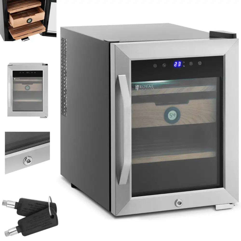 Humidor sigarskap i sedertre og stål, skråvisning med glassdør, digitalt display, trehyller og nøkler.
