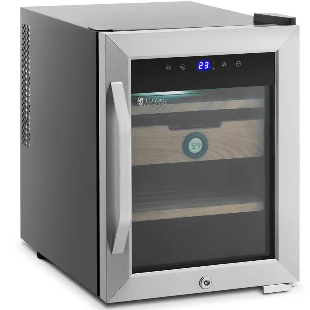 Humidor sigarskap i sedertre og stål, skrå forfra med glassdør, trehyller og digital temperaturvisning.