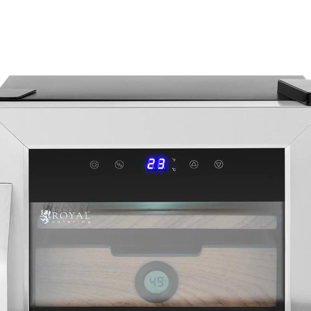 Digitalt kontrollpanel på humidor i sedertre og stål, blå LED-skjerm med temperatur, treverk bak glassdør.