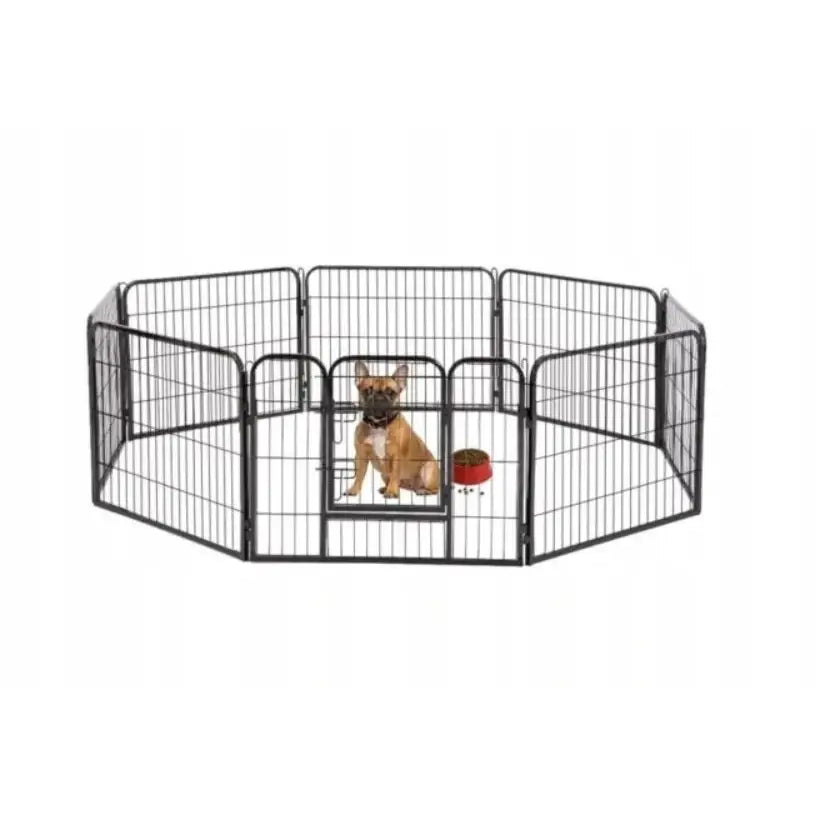 Hundegård løpegård åttekantet sort metall, liten hund og rød matskål plassert trygt inni innhegningen.