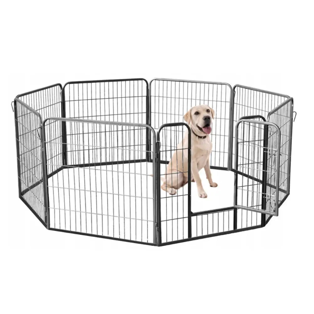 Hundegård Utendørs Løpegrind med 8 paneler, sort metall, skrå forfra med åpen dør og stor hund inni.