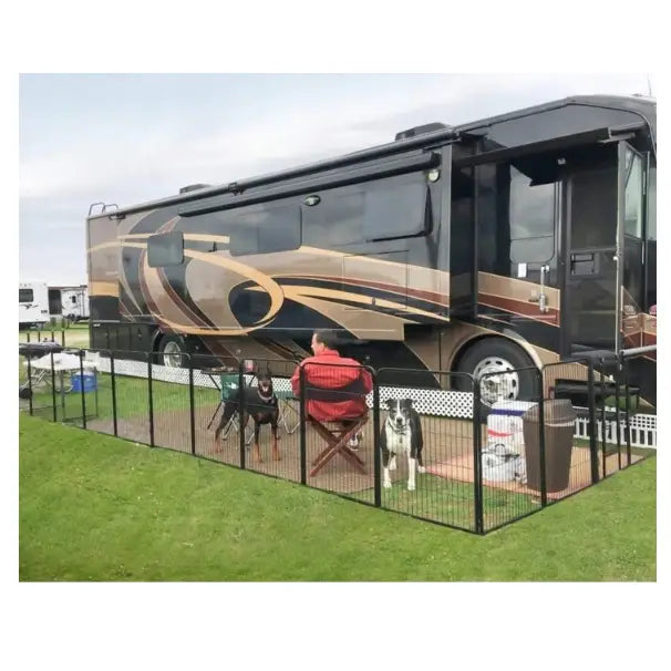 Hundegård Utendørs Løpegrind med 8 paneler, montert foran bobil med to hunder og en person i rødstol på campingplass.