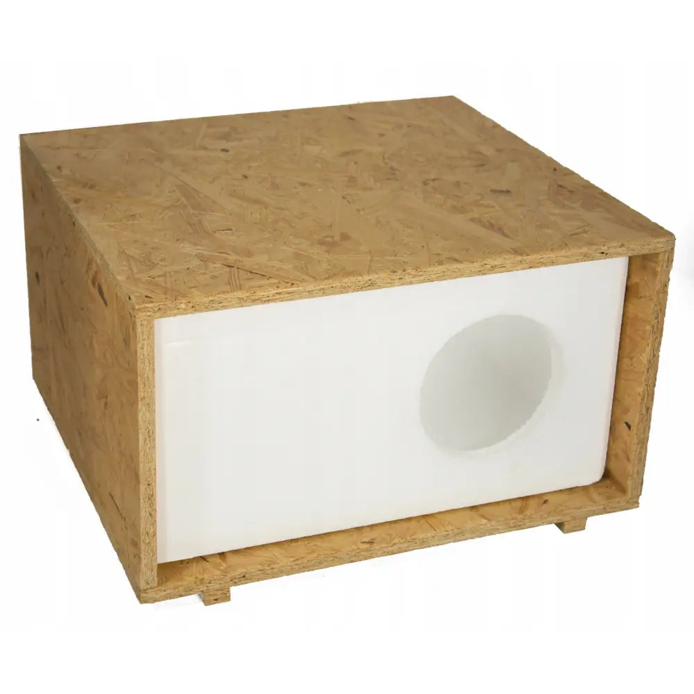 Hundehus og kattehus i sponplate med hvit front og rundt inngangshull, sett fra hjørnevinkel.