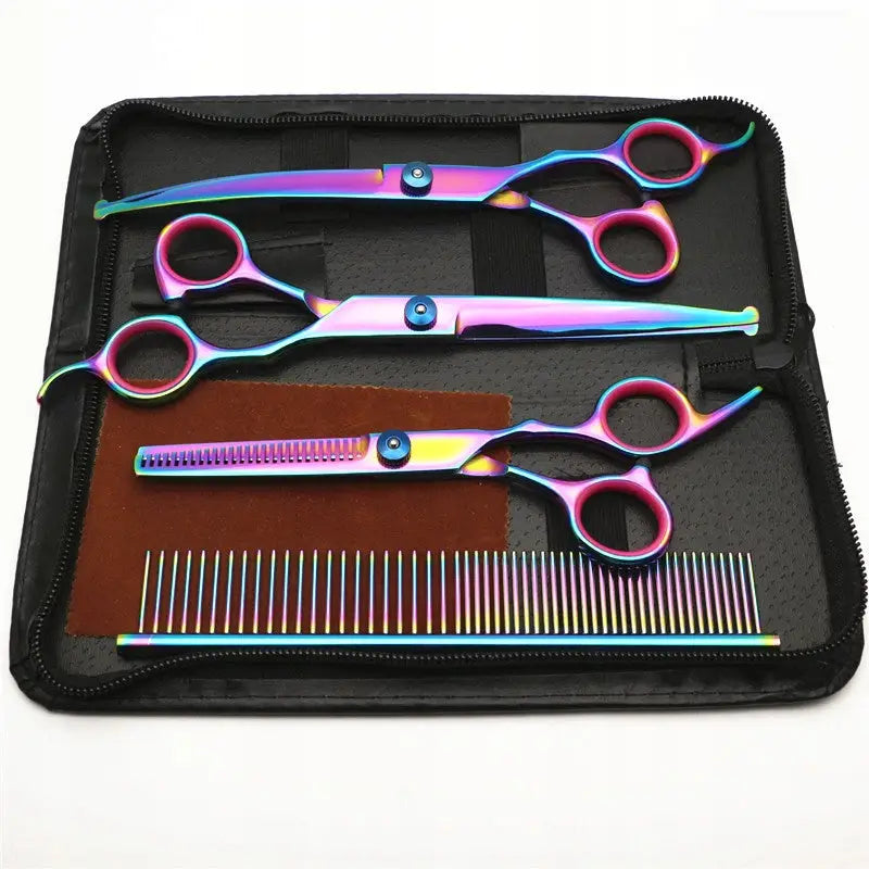 Hundeklippesaks Hundegroomer Sett med tre regnbuefargede sakser og kam i sort etui med glidelås, sett ovenfra.