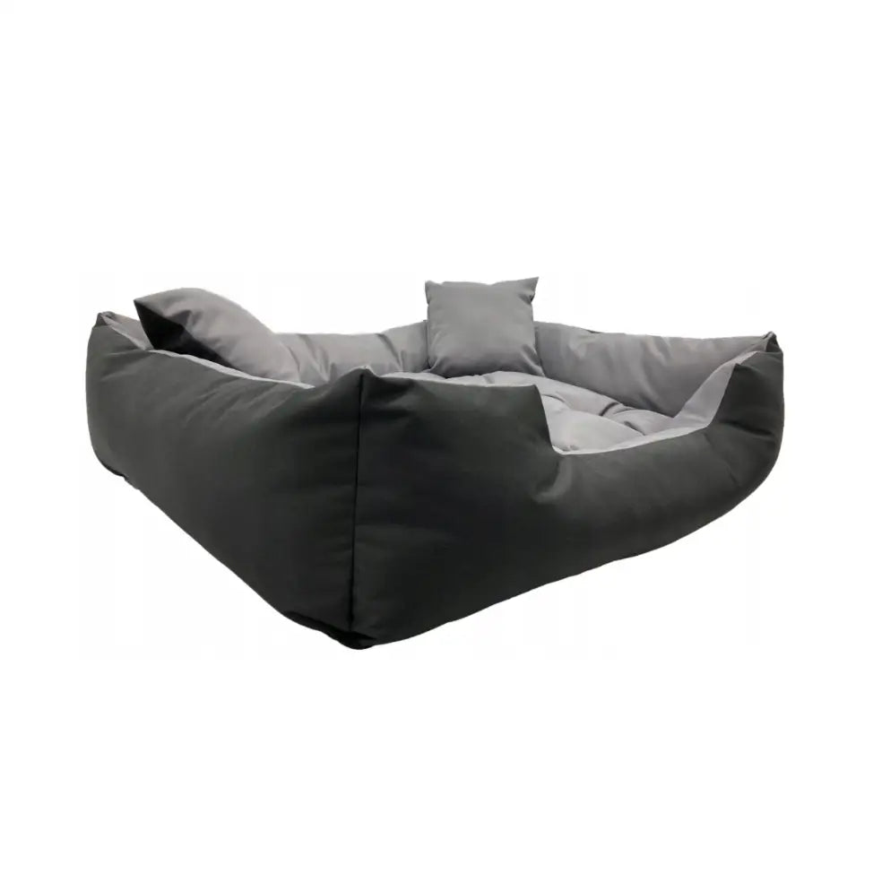 Hundeseng 115x95 i mørkegrå og lysegrå tekstil med høye kanter og pute, sett fra skrå vinkel.