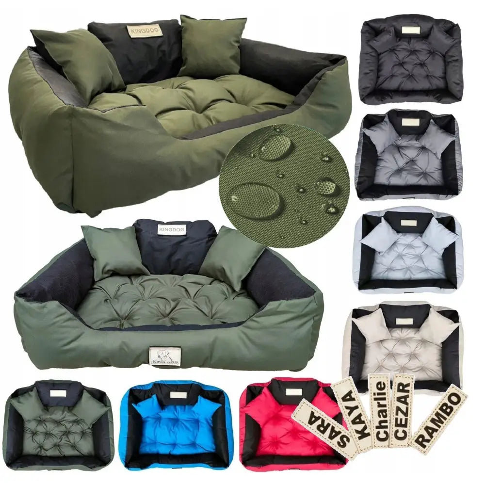 Hundeseng Kingdog 115x95 cm i grønt vannavstøtende stoff, sett skrått ovenfra med navneskilt og ekstra puter.