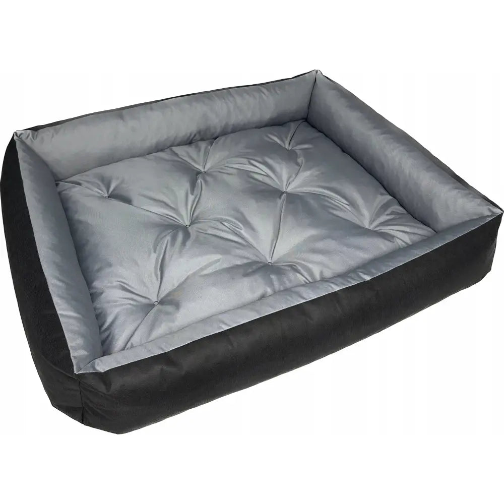Hundeseng Liggeplass Hundegård for Stor Hund 130x105, lysegrå seng med svarte kanter og knappepregede detaljer, sett skrått ovenfra.