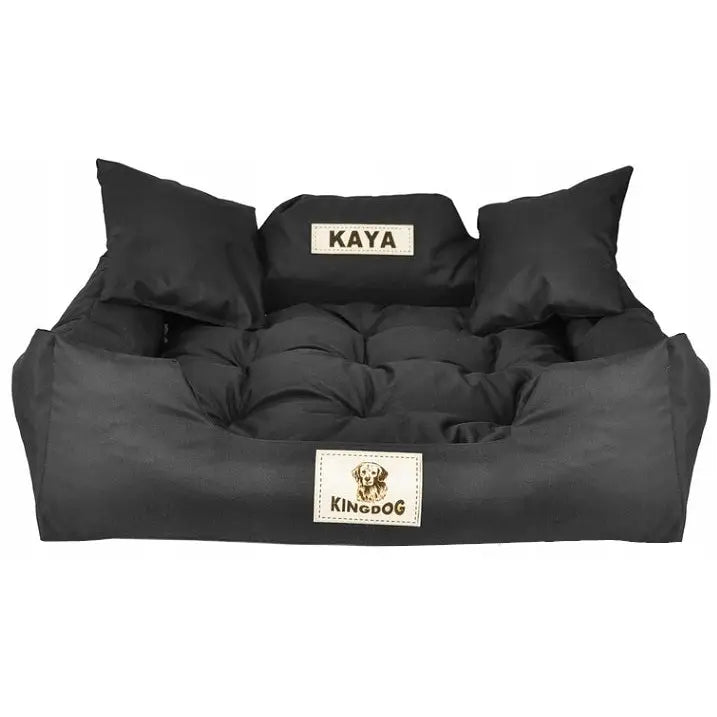 Hundeseng med navn 100x75 Sofa, sort og polstret med navnelapp "KAYA", KINGDOG-logo og tre bakputer, frontvisning.