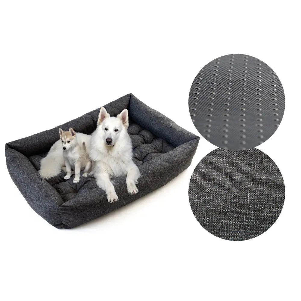 Hundeseng Sofa 120x90 i mørkegrått tekstil, to hvite hunder hviler på sengen, nærbilde av stoff og antiskli-underlag.