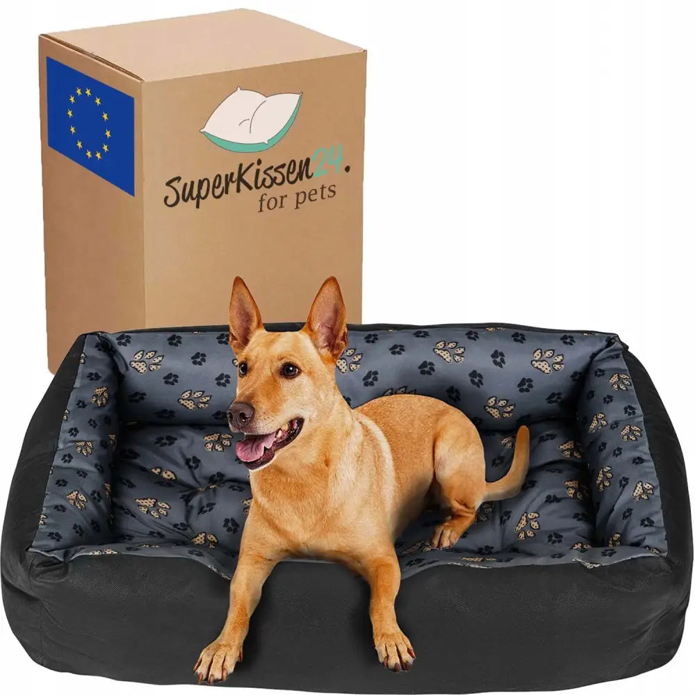 Hundeseng Sofa 120x90 vanntett, svart med grått stoff og poteavtrykk, brukt av lys brun hund, eske med logo bak.