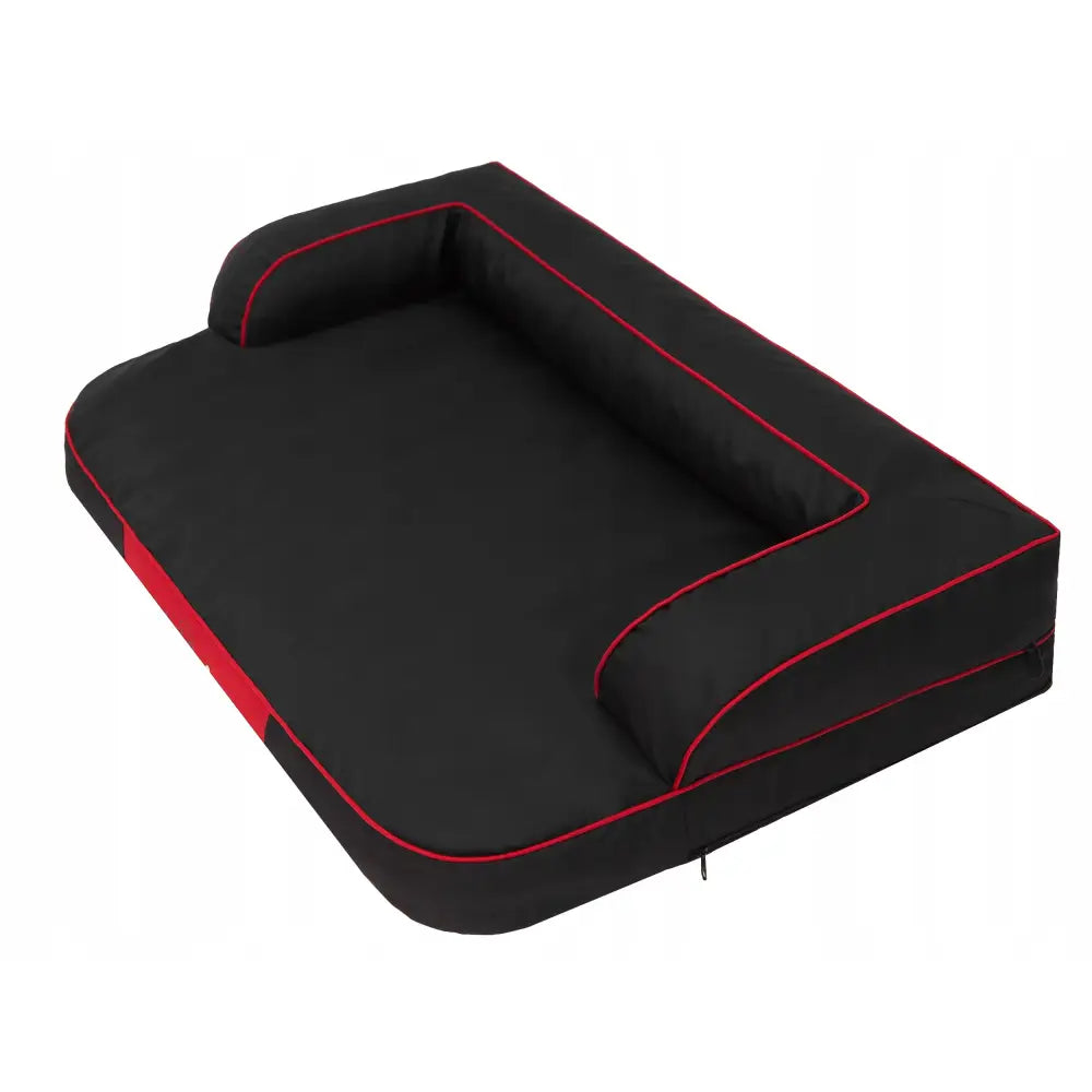 Stor svart Hundeseng Sofa Hobbydog XXL med røde sømmer og forhøyede kanter, vist fra skrå vinkel.