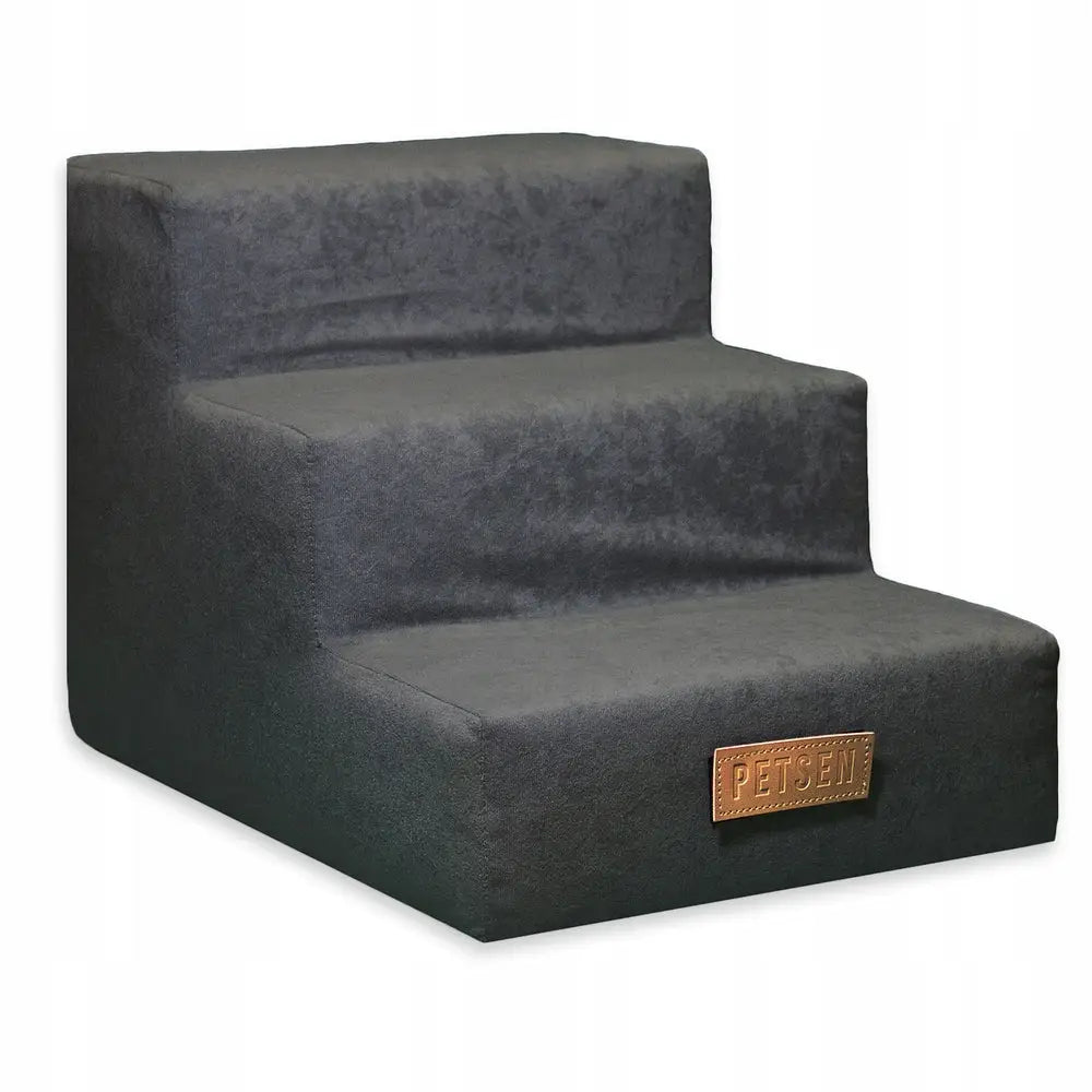 Hundetrapp med 3 trinn, mørkegrå tekstil, skrå visning med personlig skilt som viser "PETSEN" på nederste trinn.