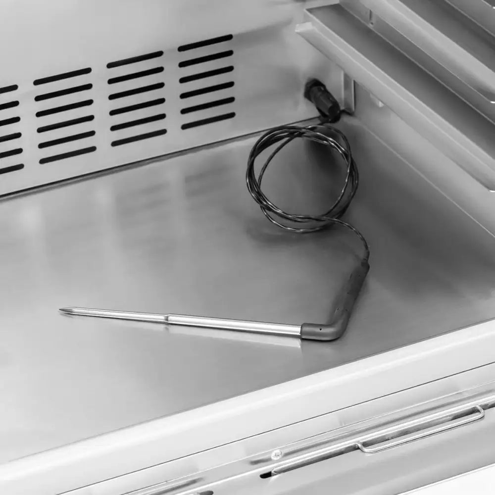 Hurtigkjøler med LCD-skjerm, sett ovenfra med sølv steketermometer, grillrist og ventilasjonshull synlig.