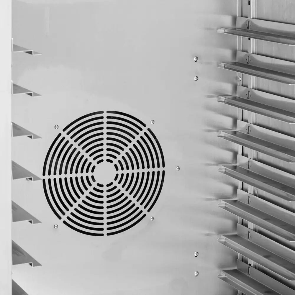 Hurtigkjøler med LCD-skjerm, detalj av innsiden med metallbrett og stor rund ventilasjonsrist til venstre.