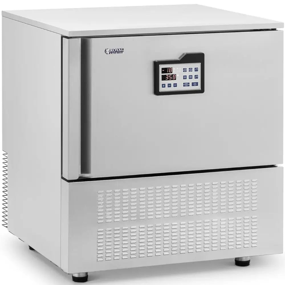 Hurtigkjøler i rustfritt stål, sett skrått forfra, med LCD-skjerm og betjeningspanel sentrert på fronten.