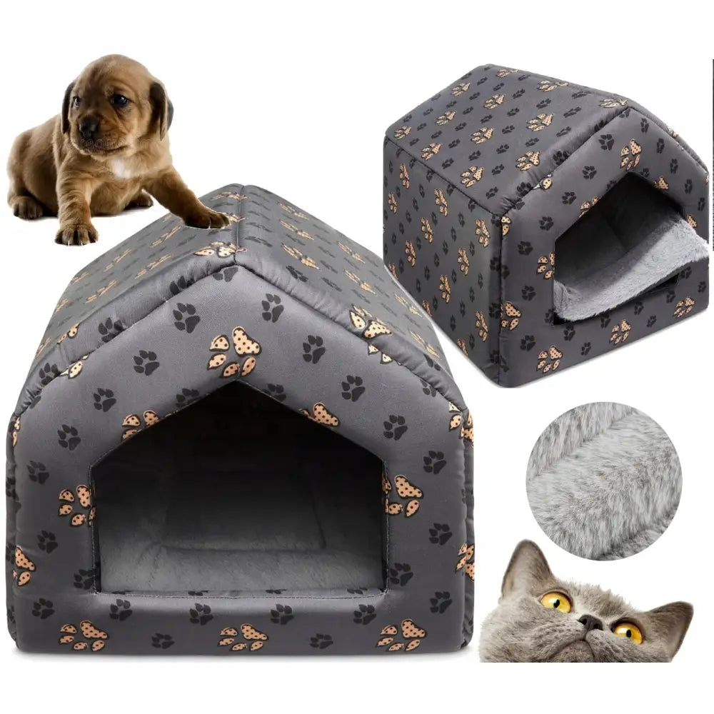 Hus-seng for hund og katt XL, grå med svart og oransje poteavtrykk, åpen inngang og plysjfôret interiør, hund og katt foran.