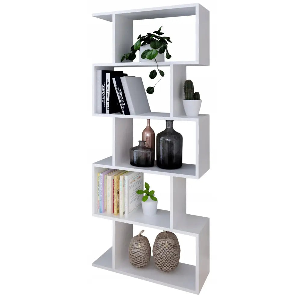 Hvit Bask-hylle med asymmetrisk design, fylt med bøker, grønne planter, vaser og kurver, frontvisning.