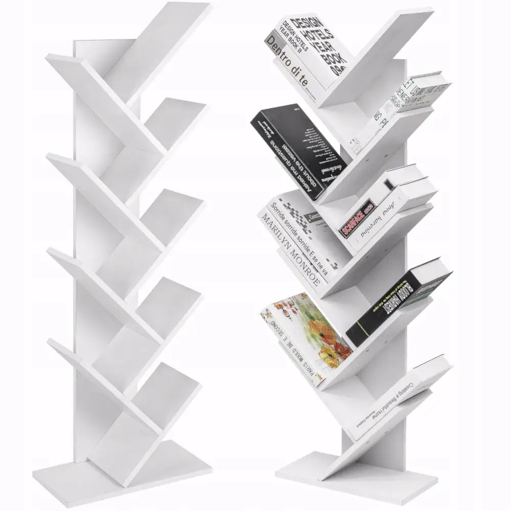 Hvit bokhylle i treet form, moderne «Z»-hyller med bøker plassert skrått på flere nivåer.