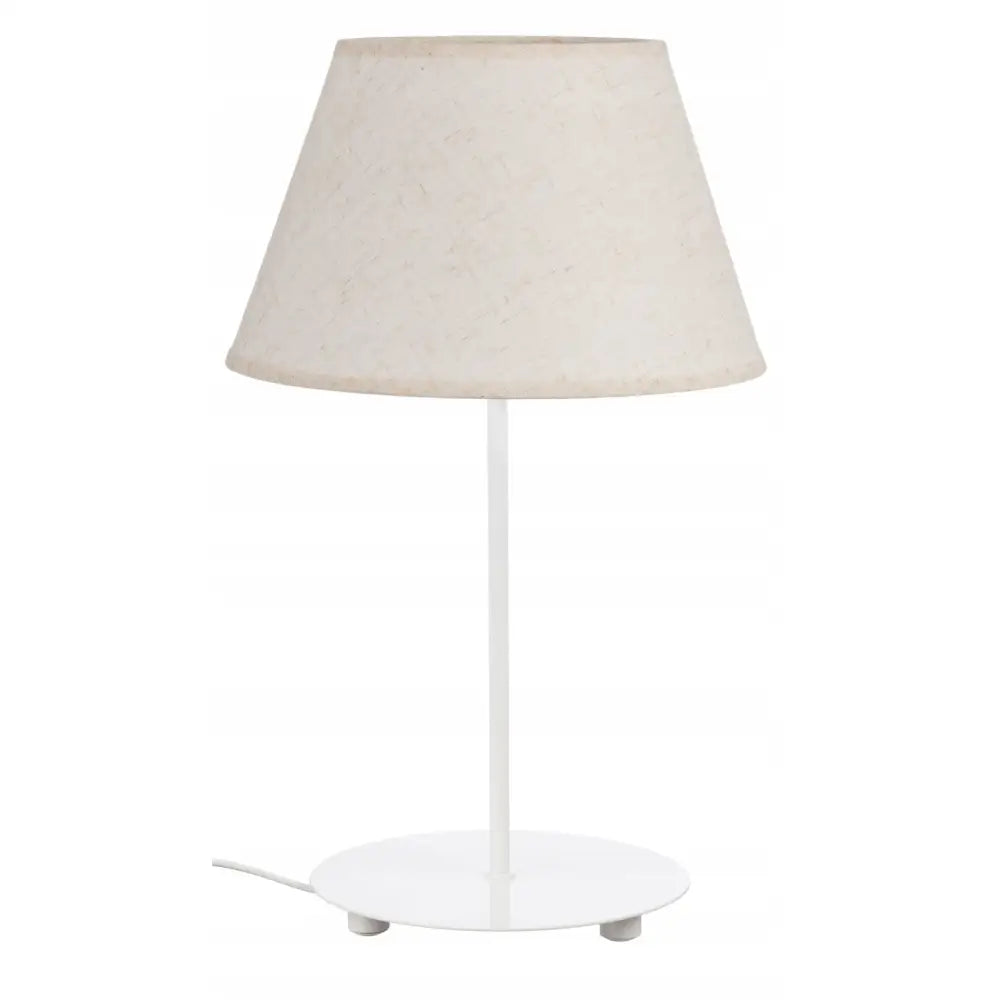 Hvit bordlampe med rund metallfot og beige kjegleformet lin skjerm, synlig strømkabel fra siden.