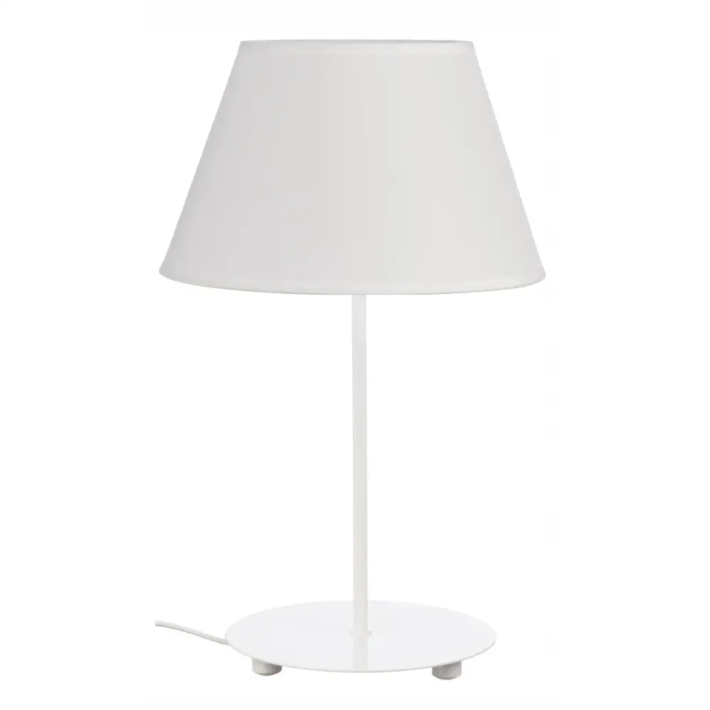 Hvit bordlampe med kjegleformet tekstilskjerm og rund metallfot, frontvisning mot nøytral bakgrunn.