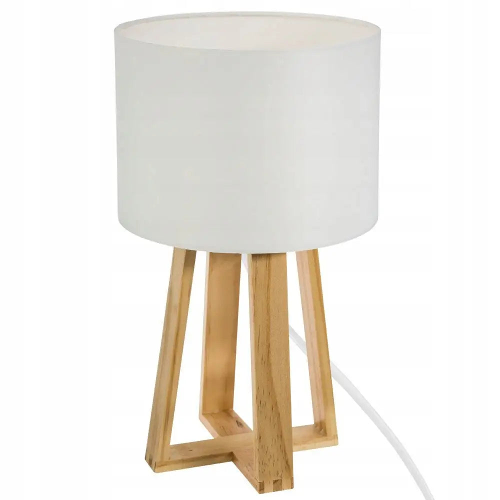 Hvit bordlampe med sylinderformet skjerm og geometrisk trebase, frontvisning med synlig ledning.